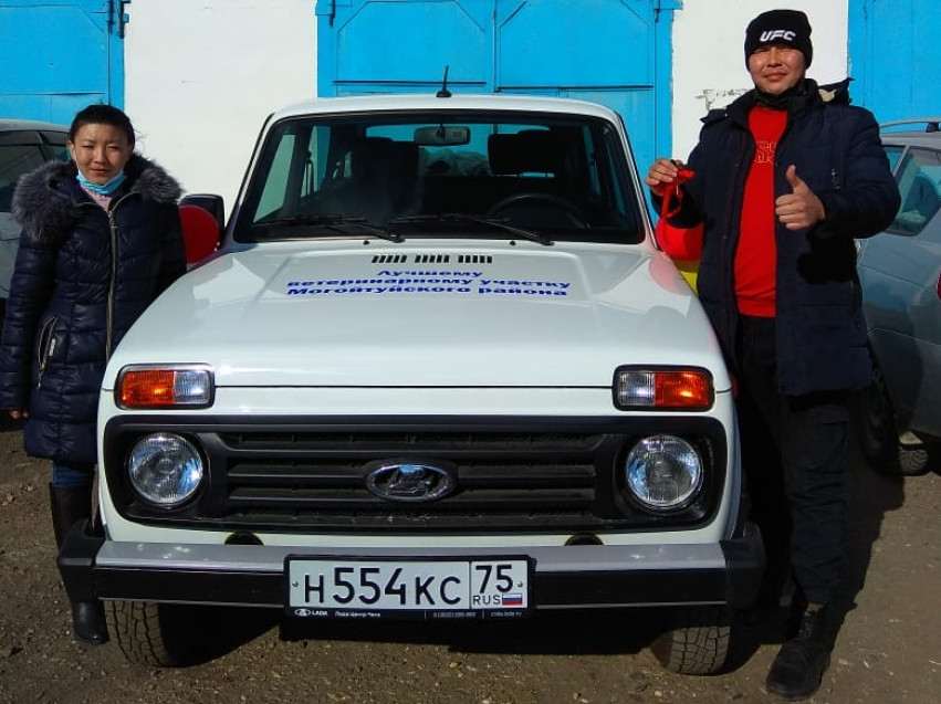 Лучшим ветврачам Могойтуйского района Zабайкалья вручили новый служебный автомобиль